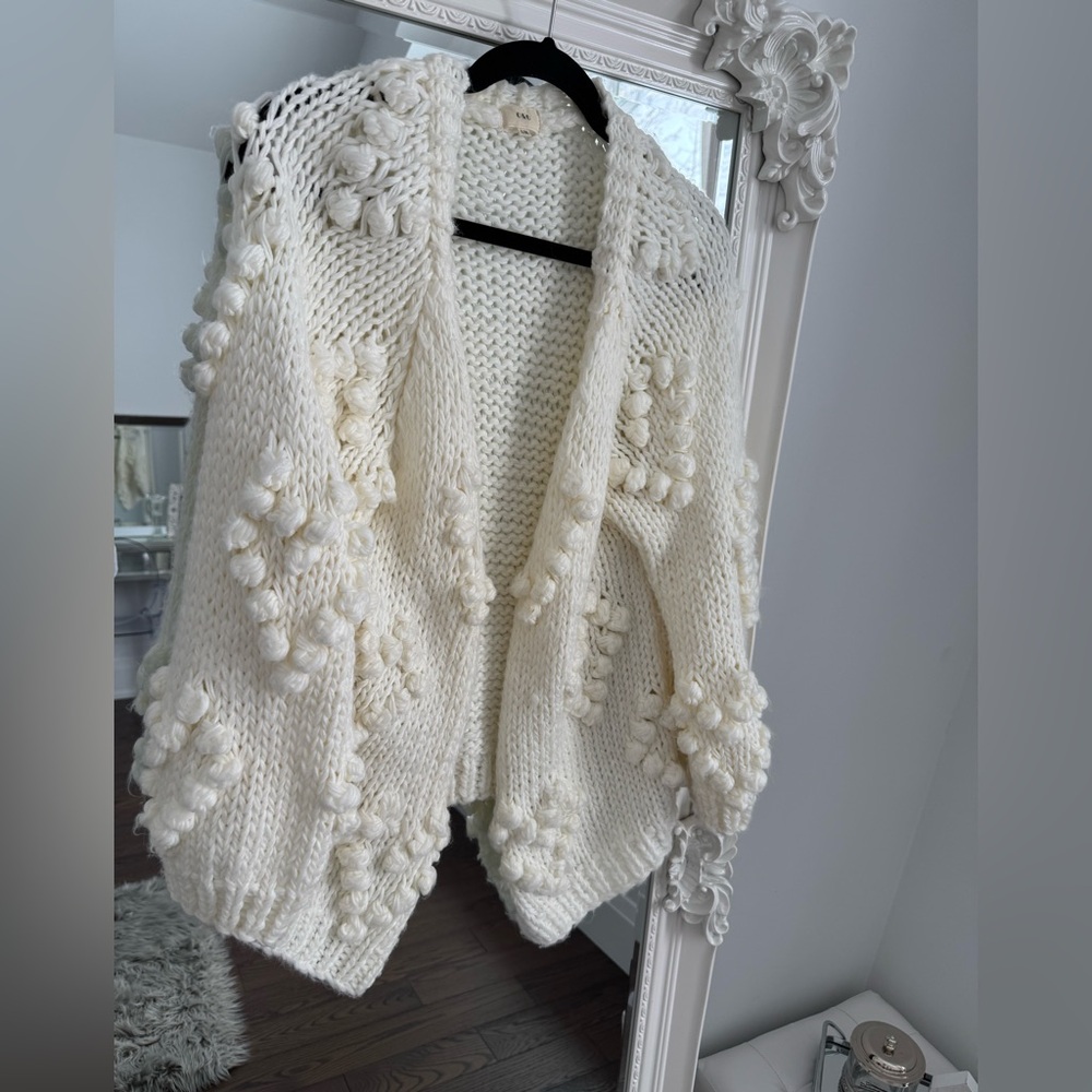 A beautiful cream coloured cardigan in size S/M